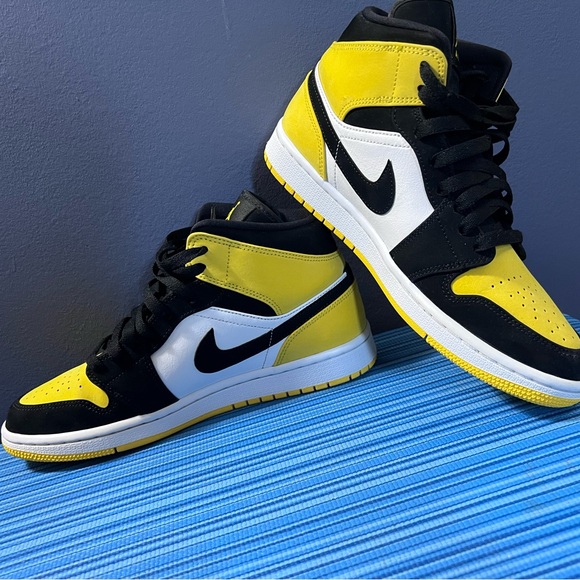 Air Jordan 1 Mid SE Yellow Toe Black Shoes MENS - Picture 3 of 6
